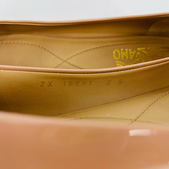 Salvatore Ferragamo Varina Patent Leather Flats 8 Nude Beige Gold Bow Preppy - Picture 16 of 16